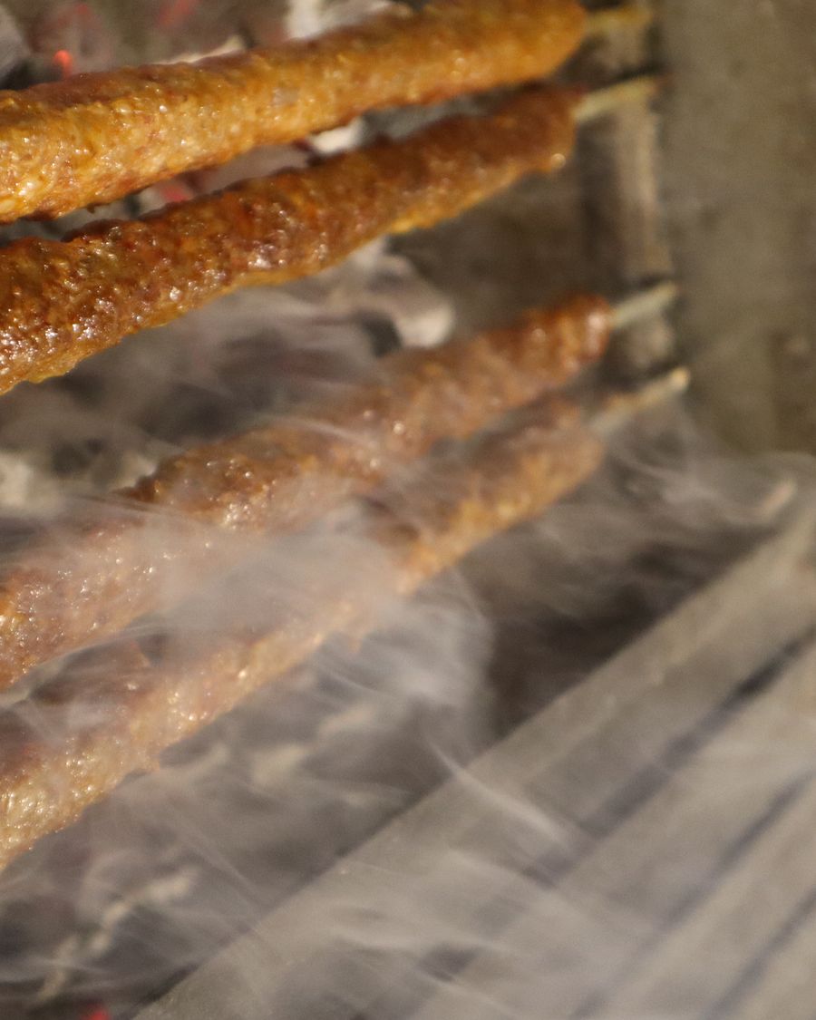 Odun kömürü ateşinde Adana kebap