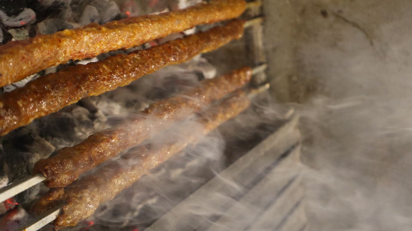 Odun kömürü ateşinde pişen Adana kebap – Pidem Zade Ocakbaşı