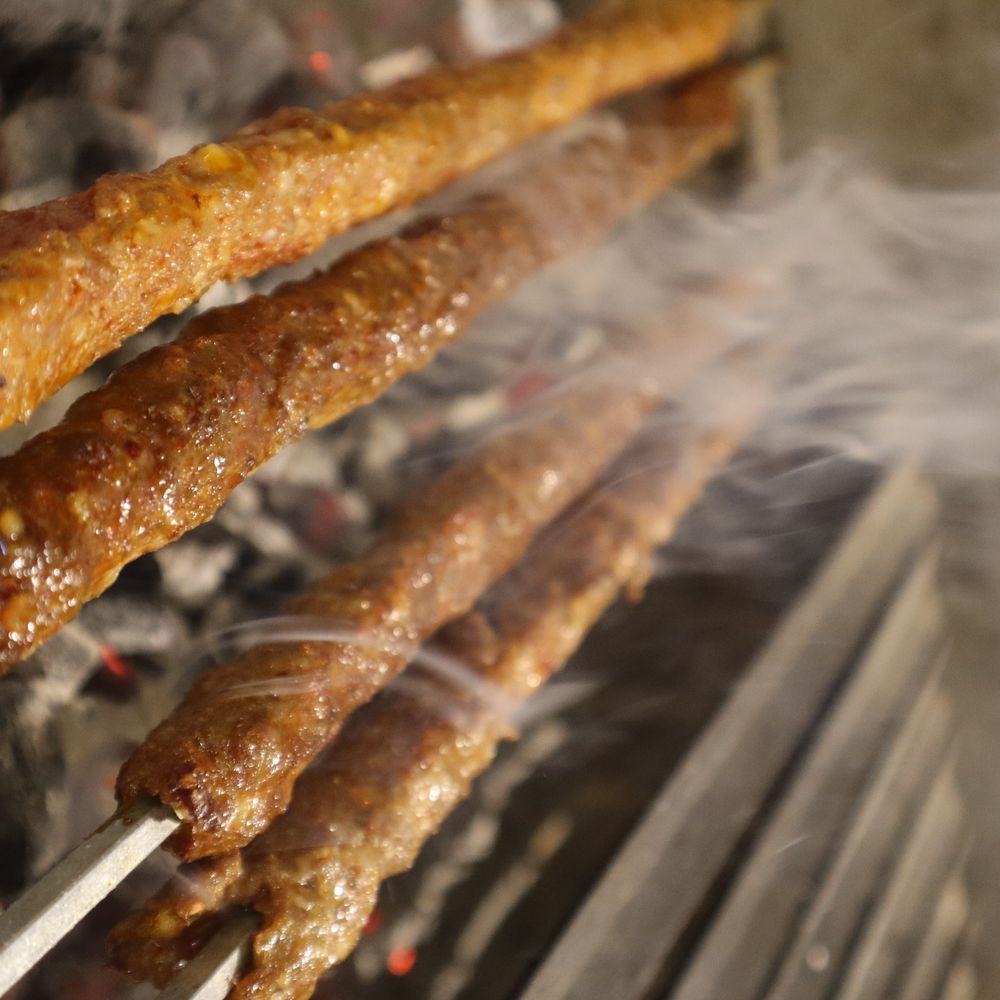 Ateşin başında, siparişle pişen şişler