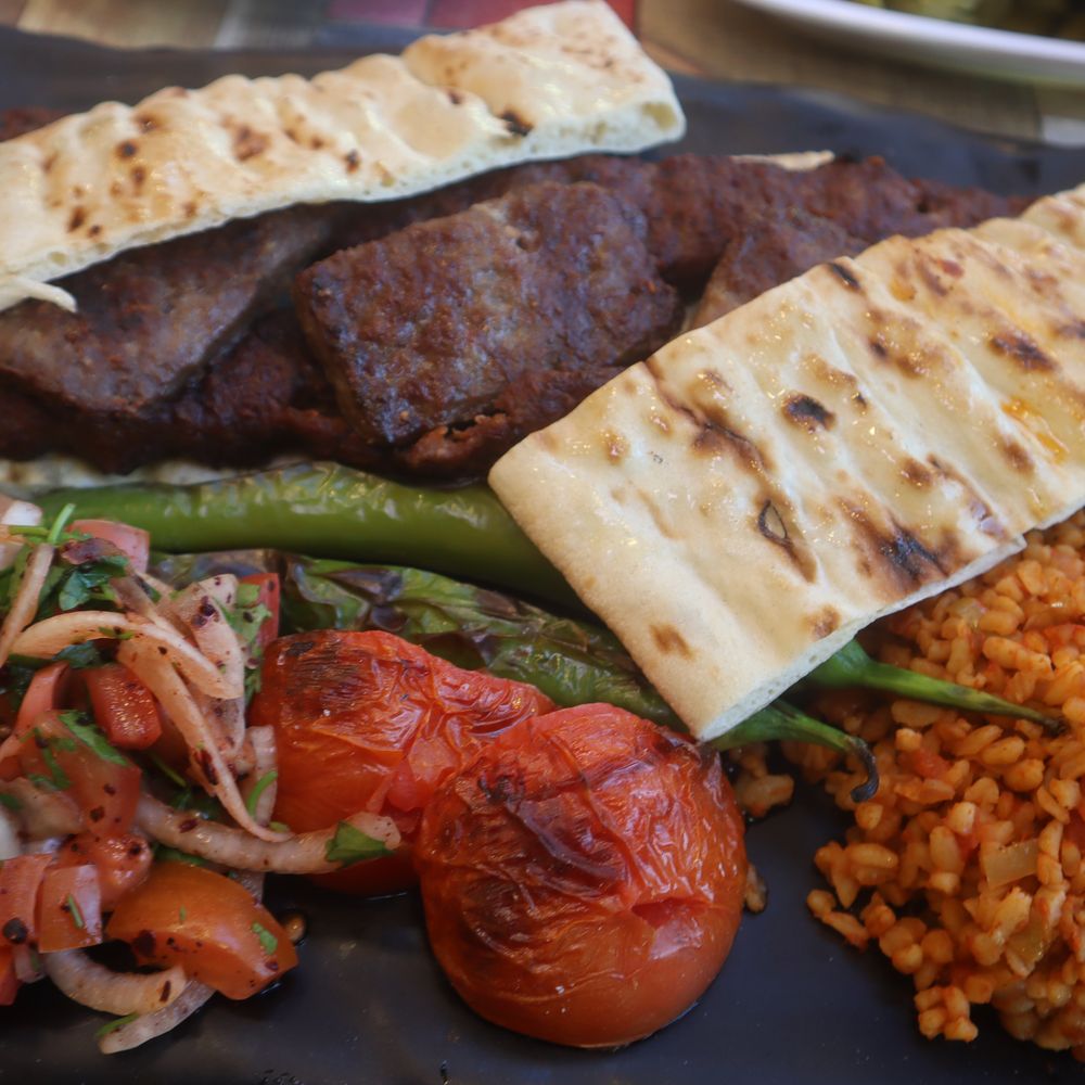 Kebap, lavaş, közlenmiş domates ve biber